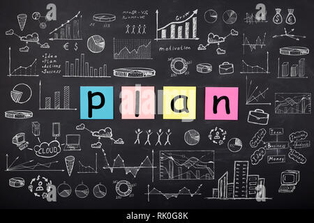 Geschäftskonzept - Wort 'Plan', Skizze mit Schemata und Diagramme auf der Tafel Stockfoto