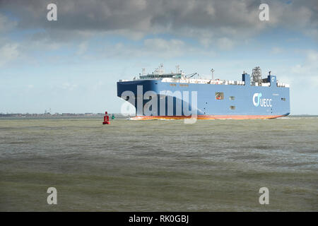 Die moderne UECC Dual Fuel, (LNG oder schweres Heizöl), Auto- und LKW-Spediteur, MV AUTO ECO, nähert sich der Hafen von Southampton, Vereinigtes Königreich. Stockfoto