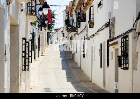 Gasse in der Weißen Stadt Altea Stockfoto