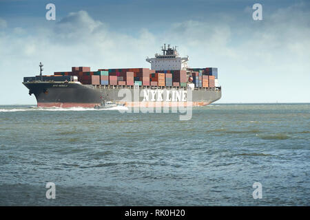 NYK Line Containerschiff, NYK NEBULA, nähert sich der Hafen von Southampton, Southampton Hafen Master Pilot Boot im Vordergrund. Vereinigtes Königreich. Stockfoto