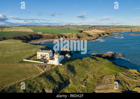 Ein Luftbild von Tod Kopf Leuchtturm in der Nähe von Catterline an einem sonnigen Tag, Aberdeenshire, Schottland Stockfoto