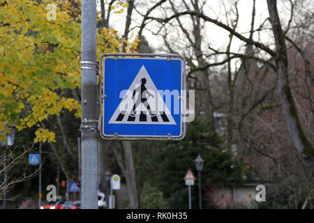 Straßenschilder auf den Straßen. Straßenschild Fußgängerübergang. Stockfoto