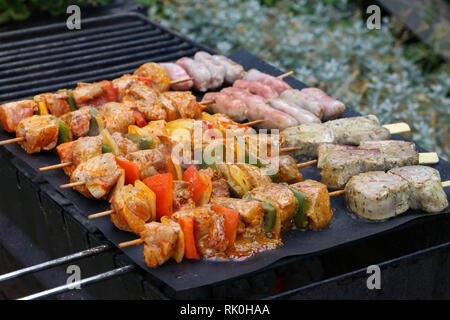 Fleisch mit Gemüse vom Grill auf einem Grill Stockfoto