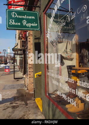 Die traditionelle lokale Main St. style Business in Easton, Pennsylvania. Eine alte Zeit Schuhreparatur Shop anmelden. Über store Fenster anzeigen Ähnliche Produkte. Stockfoto