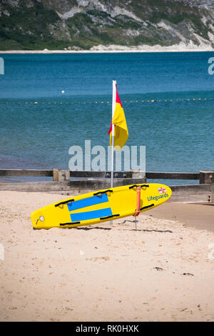 Rote und gelbe RNLI Rettungsschwimmer Zeichen angezeigt sicheres Schwimmen Bereiche in Swanage Beach, Dorset, England Großbritannien im Sommer 2018 Stockfoto