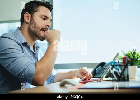 In dem Bestreben, Geschäftsmann Beißen Nägel Arbeiten mit Laptop im Büro Stockfoto