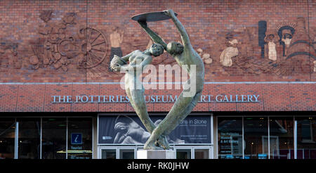 Licht der Stadt Skulptur von David Annand vor dem Eingang der Potteries, Hanley Stockfoto