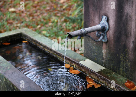 Wasseranschluß/Wasser aus dem gut tippen Stockfoto