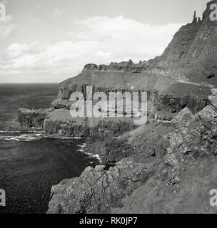 1950, historische, eine Ansicht aus dieser Ära des schroffen felsigen Atlantikküste an der Causeway der berühmten riesigen, Antrim, Northern Ierland. Stockfoto