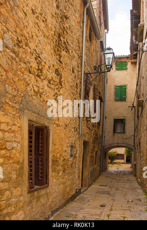 Eine Straße in der historischen Ortschaft von Vodnjan (dignano) in Istrien, Kroatien Stockfoto