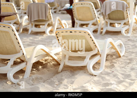 Liegestühle am Strand, Liegestühle am Strand Stockfoto