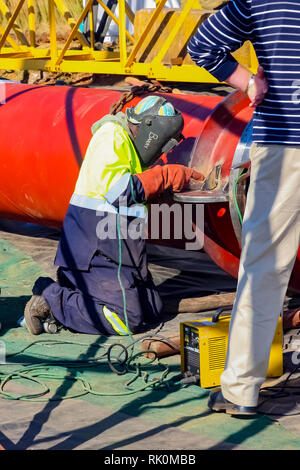 Johannesburg, Südafrika - 09 Juni 2010: Handwerker arbeiten mit Schweißbrenner auf der Baustelle Stockfoto