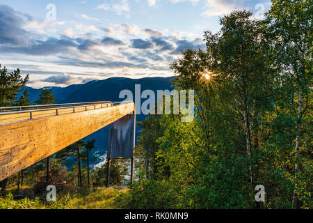 Holzsteg mit Blick auf norwegische Landschaft, Aurland, Europa Stockfoto