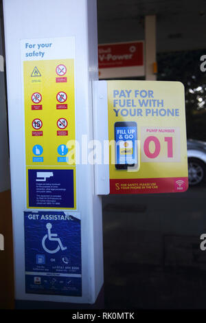 Ropley Alresford Hampshire England Shell Tankstelle Sicherheitsaufkleber und ihre Kraftstoff mit ihrem Telefon anmelden Pay Stockfoto
