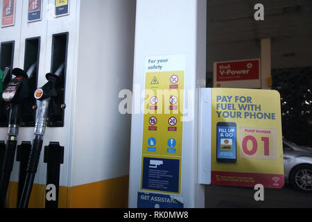 Ropley Alresford Hampshire England Shell Tankstelle Benzin pumpen- und Sicherheitszeichen Stockfoto
