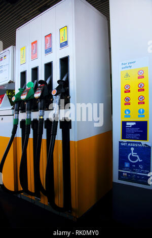 Ropley Alresford Hampshire England Shell Tankstelle Benzin pumpen- und Sicherheitszeichen Stockfoto