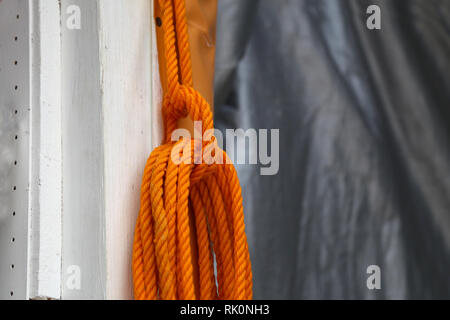 Seil hängend an der Wand Stockfoto