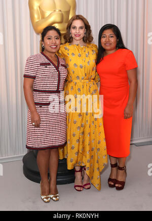 Yalitza Aparicio (links), Marina de Tavira und Nancy Garcia Garcia (rechts) an der Oscars nominierten Champagner Kaffee Empfang an der Claridge Ballsaal in London, Großbritannien, statt. Stockfoto