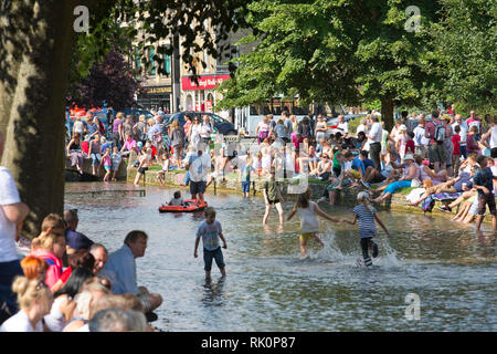 Mannschaften spielen Wasser Fußball in den Fluss Windrush Bourton auf dem Wasser in den Cotswolds. 23. August 2013. Stockfoto