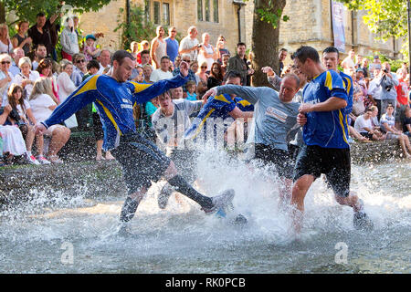 Mannschaften spielen Wasser Fußball in den Fluss Windrush Bourton auf dem Wasser in den Cotswolds. 23. August 2013. Stockfoto