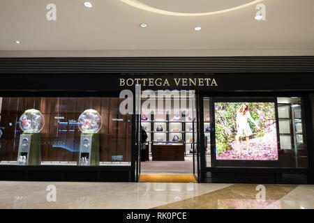 Hongkong - 22 Jan, 2015: Bottega Veneta Fashion Boutique Anzeige Fenster mit Mannequin in der modernen Kleidung und Accessoires. Italienische Luxusartikel Haus Stockfoto