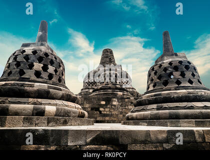 Tolle Aussicht auf Stein Stupas am alten Borobudur buddhistischen Tempel gegen schöne Landschaft im Hintergrund. Große religiöse Architektur. Magelang, C Stockfoto