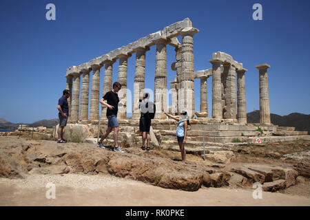 Attika Griechenland Kap Sounion Tempel des Poseidon Touristen Fotografieren auf Smartphones Stockfoto