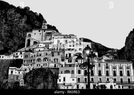 Erstaunlich, schwarze und weiße Landschaft von Amalfi city-Hi Kontrast Bild - Bild Stockfoto