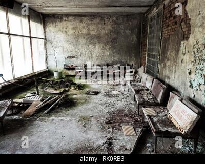 Stadt Pripyat von Ghost und Spielplatz abadoned Autos. Berühmte Krankenhaus Wartezimmer Stockfoto