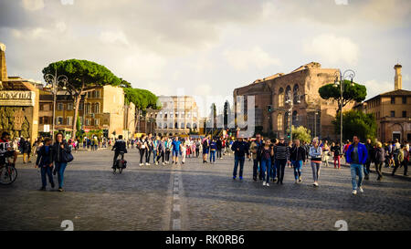 Touristen Spaziergang entlang der Via dei Fori Imperiali und dem Kolosseum in Rom Stockfoto