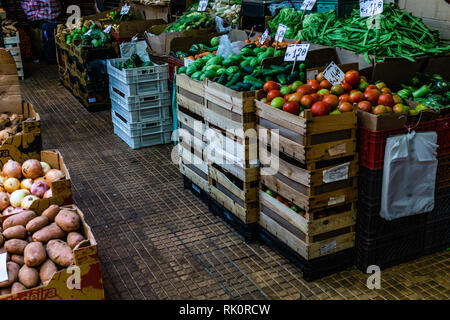 Funchal, Madeira - August 01, 2016: frische exotische Früchte im Mercado dos Lavradores. Funchal, Madeira gesund Stockfoto