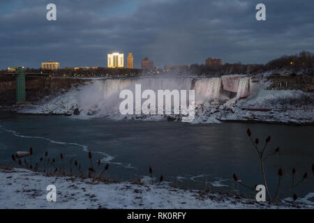 Beleuchtete Standlupe Niagara Falls in Kanada Stockfoto