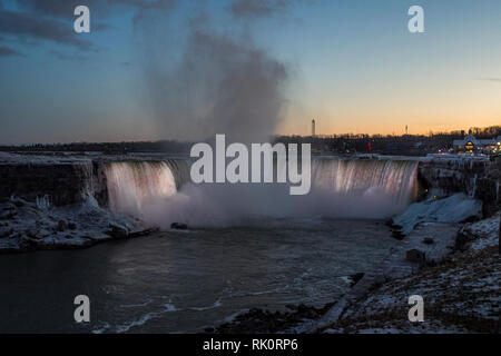 Beleuchtete Standlupe Niagara Falls in Kanada Stockfoto