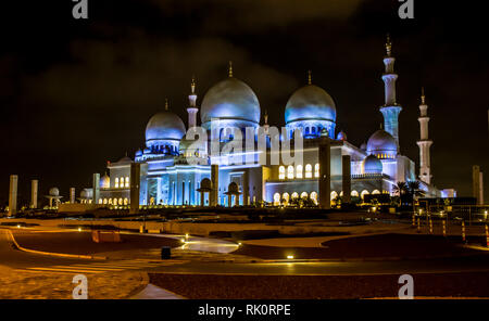 Gebaut als pro Wunsch des ersten Präsidenten der Vereinigten Arabischen Emirate, Scheich Zayed Moschee ist heute einer der größten Wahrzeichen von Abu Dhabi. Stockfoto