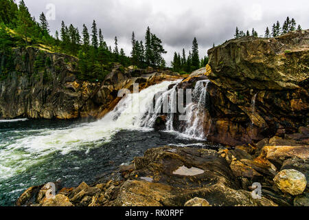 Schönen Wasserfall in den Bergen der grünen Norwegen regnerischen Tag Stockfoto