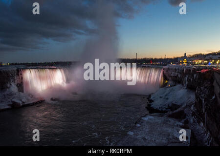 Beleuchtete Standlupe Niagara Falls in Kanada Stockfoto