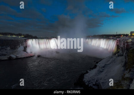 Beleuchtete Standlupe Niagara Falls in Kanada Stockfoto