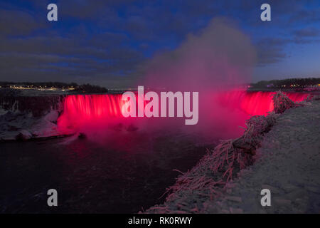 Beleuchtete Standlupe Niagara Falls in Kanada Stockfoto