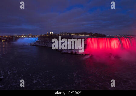 Beleuchtete Standlupe Niagara Falls in Kanada Stockfoto