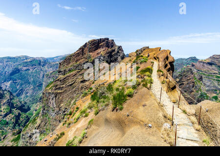 Fußweg über die vulkanische Bergkette mit einem Abgrund auf beiden Seiten mit einigen Wolken Stockfoto