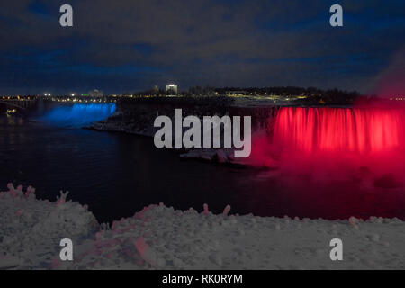 Beleuchtete Standlupe Niagara Falls in Kanada Stockfoto