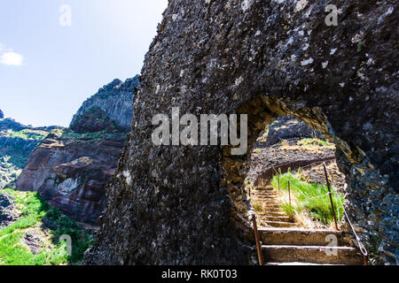 Höhle in den Bergen wie eine Tür Stockfoto