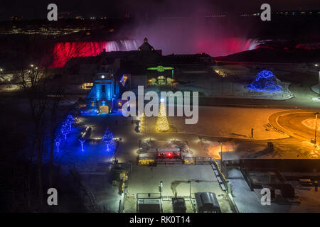 Beleuchtete Standlupe Niagara Falls in Kanada Stockfoto