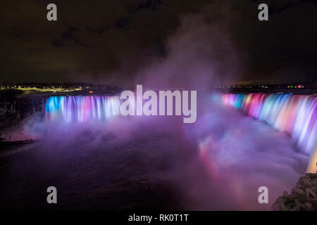 Beleuchtete Standlupe Niagara Falls in Kanada Stockfoto