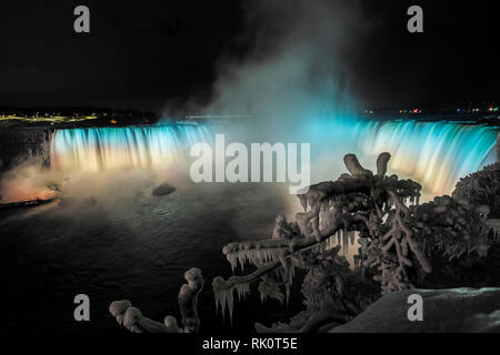 Beleuchtete Standlupe Niagara Falls in Kanada Stockfoto