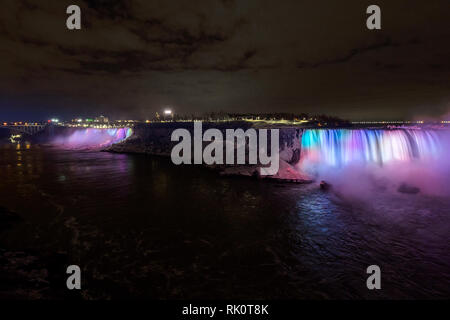 Beleuchtete Standlupe Niagara Falls in Kanada Stockfoto