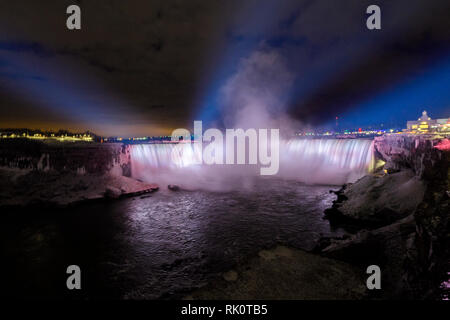 Beleuchtete Standlupe Niagara Falls in Kanada Stockfoto