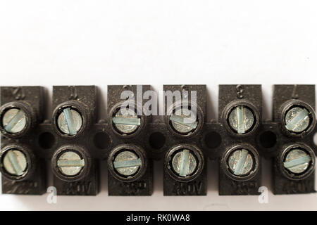Klemmenblock elektrische Leitungen Stecker-clips weiß Kopie Raum Hintergrund isoliert. Elektriker Werkzeuge und Geräte, Kabel-verbindung Konzept. Stockfoto
