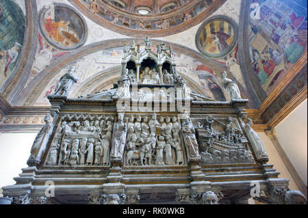 Italien. Lombardei, Mailand. In der Basilika Sant'Eustorgio gibt es das Portinari Kapelle. In der Arch finden Sie die Überreste des Hl. Petrus von Verona. Sub Stockfoto