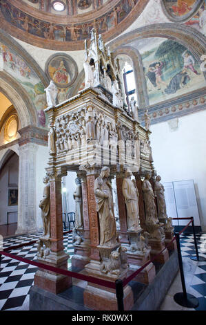 Italien. Lombardei, Mailand. In der Basilika Sant'Eustorgio gibt es das Portinari Kapelle. In der Arch finden Sie die Überreste des Hl. Petrus von Verona. Sub Stockfoto